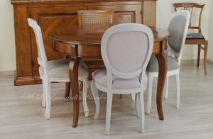Sedia ispirata allo stile Luigi Filippo con gambe curve e con seduta e schienale imbottiti